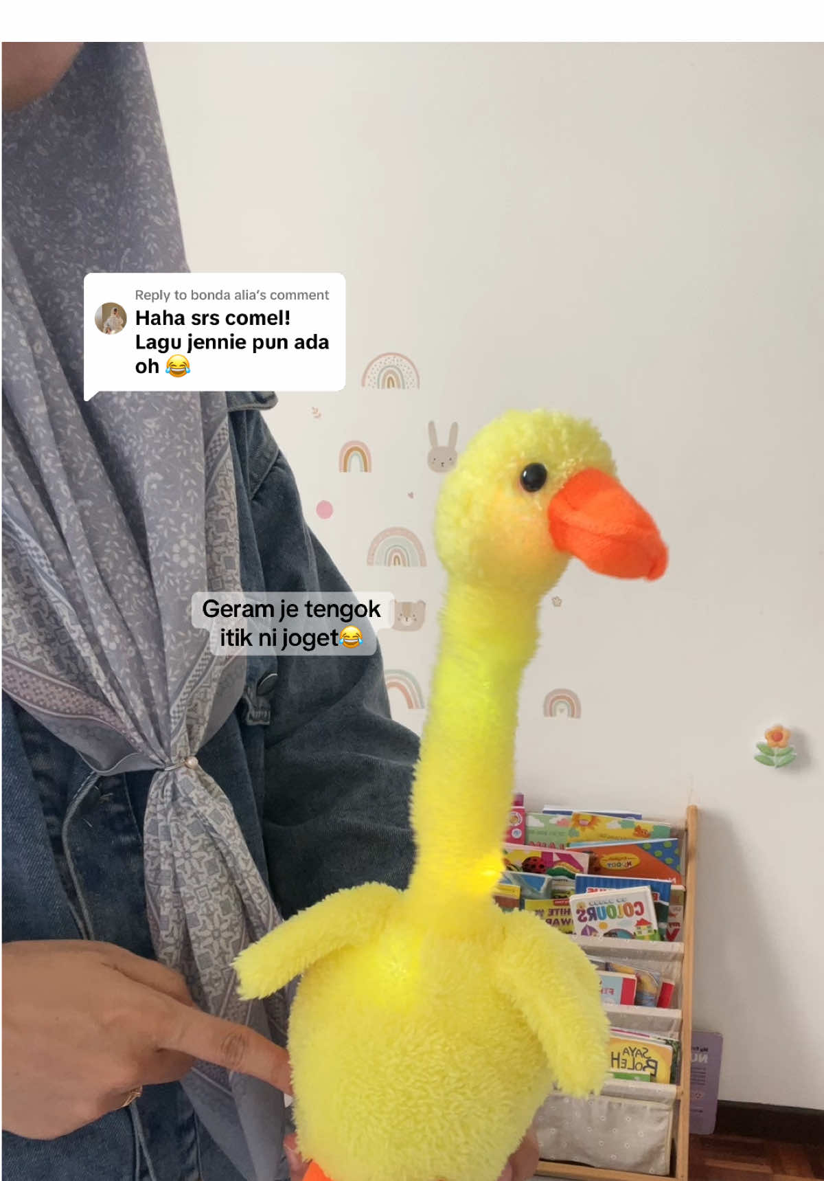 Replying to @bonda alia siapa yg nak main sebenarnya ni? 🙈 #dancingduck