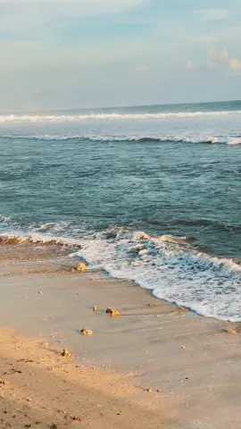 Pantai sebagus ini tapi jalannya tidak diperhatikan sama sekali sayang bangett sumpahh,ini pemerintah beneran gak ada perhatian banget ke pantai sayangheulang jalan akses dalemnya?semoga lebih baik habis tahun ini.