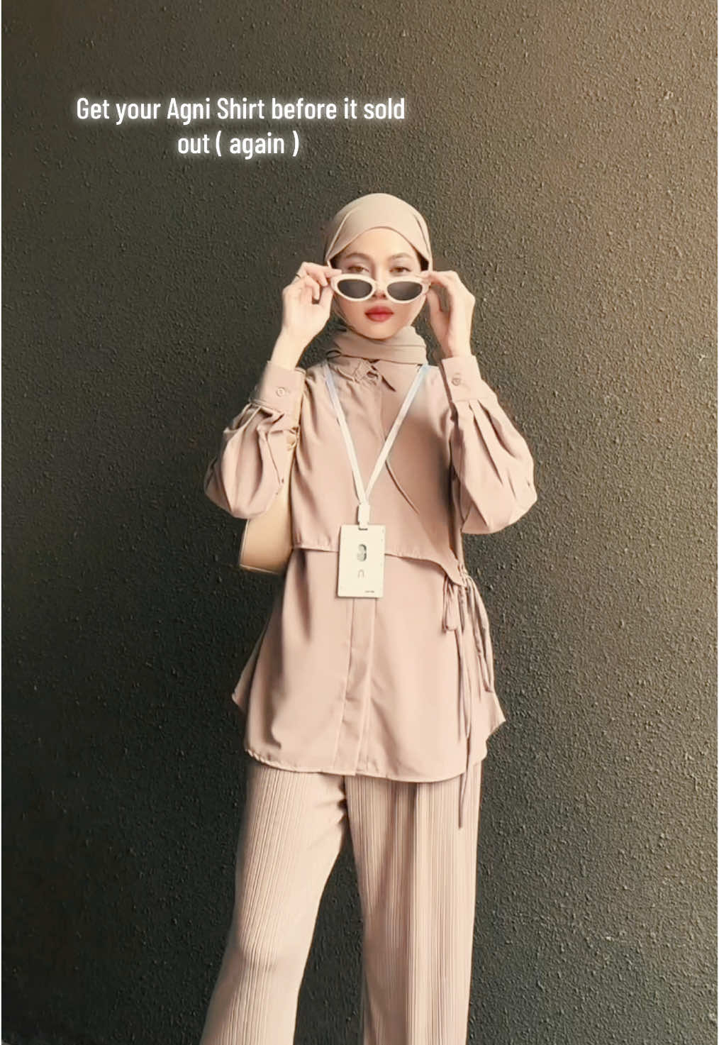 Kemeja Agni seamless memang secantik dan selalu sold out, kalo aku sih langsung masuk keranjang 😘😏.                            #kemejawanita #kemejakantor #kemejaseamless #OOTD #HijabFashion 