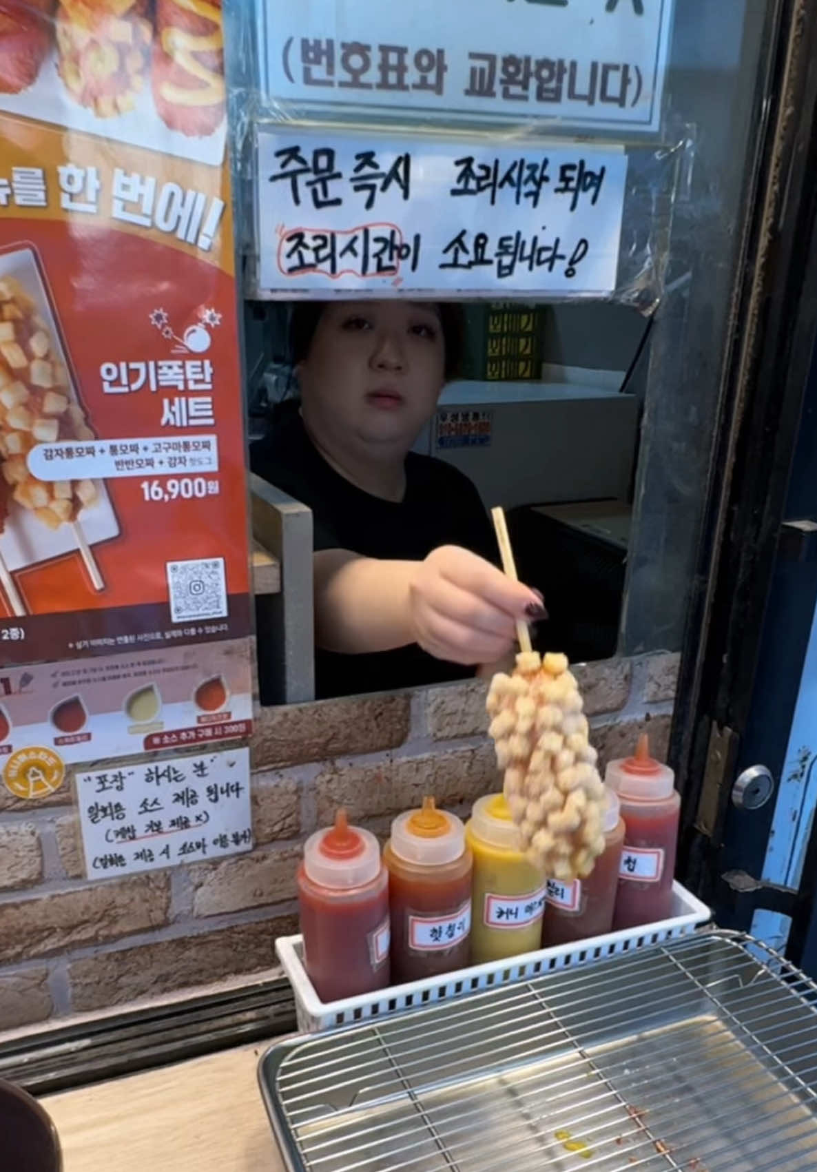 $2.55 cheesy korean street food snack in seoul 🇰🇷 #koreanstreetfood #streetfood #koreanfood #britishinkorea 