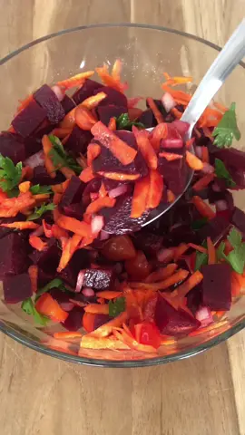 SALADA DE BETERRABA  Ingredientes  1 Cenoura  1 Beterraba 1/2 Cebola Tomate Cereja Salsinha  Azeite  Sal a gosto Cozinhe a beterraba por 20min no vapor, enquanto isso descasque e rale a cenoura, corte os tomate e após o cozimento da beterraba  adicione tudo em uma tigela.  Acrescente a salsinha, e 1 colher de sopa de Azeite, adicione o sal e misture. Prontinho!! #receitas #comida #salada #facil #rapido #delicioso #beterraba #tomate #cozinhar #cenoura  #tiktokreceita #tiktokbrasil 