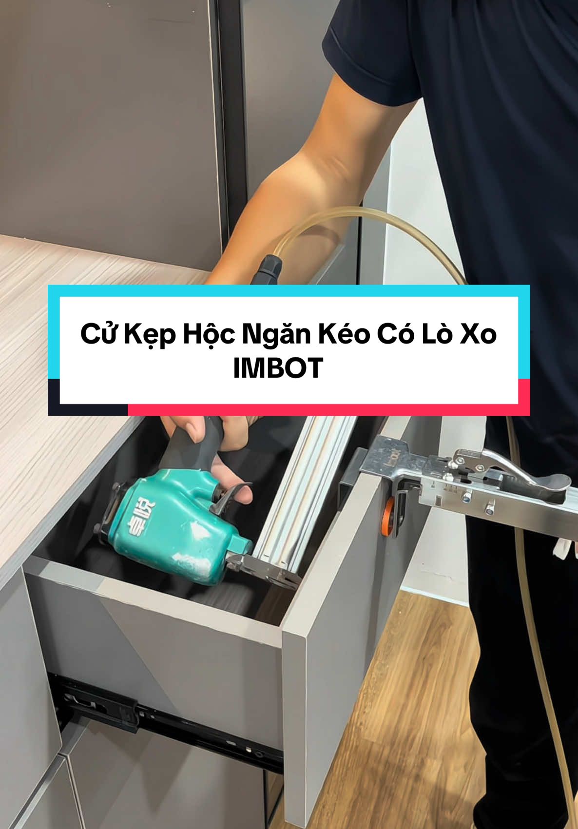 Anh em thi công nội thất gỗ đừng bỏ lỡ cử kẹp hộc kéo lò xo Imbot nhé #tugo #noithatgo #cukephoc #tugocongnghiep 