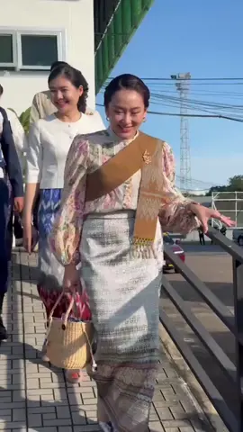 บรรยากาศออกพรรษาปีนี้ที่หนองคายคึกคักหลาย พี่น้อง  และผ้าสไบที่ท่านนายกฯสวมใส่ในงานวันนี้ เป็น “ลายผ้ามัดหมี่ลายนาคใหญ่ จ.หนองคาย ” และผ้าถุงจากบ้านโพน อ.คำม่วง จ.กาฬสินธุ์  สวยงดงามลงตัวมาก 👍🏻🤍  #แพทองธารชินวัตร #เพื่อไทย #ออกพรรษา #หนองคาย #พญานาค 