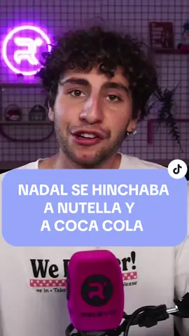🍫 El cambio de dieta que ayudó a Rafael Nadal a estirar su carrera al máximo.  Nadal estuvo sin una pauta dietética hasta que en 2013 contrató a una nutricionista.  💬 “Solía comerse un bote de Nutella y beber tres litros de Coca Cola al día”.  El español estuvo mucho años comiendo lo que le daba la gana, sin importar el azúcar, la grasa o los hidratos.  #nadal #tenis #alcaraz #deportestiktok #sixkingslam #comida #dieta #nutella #chocolate #comer #azucar 