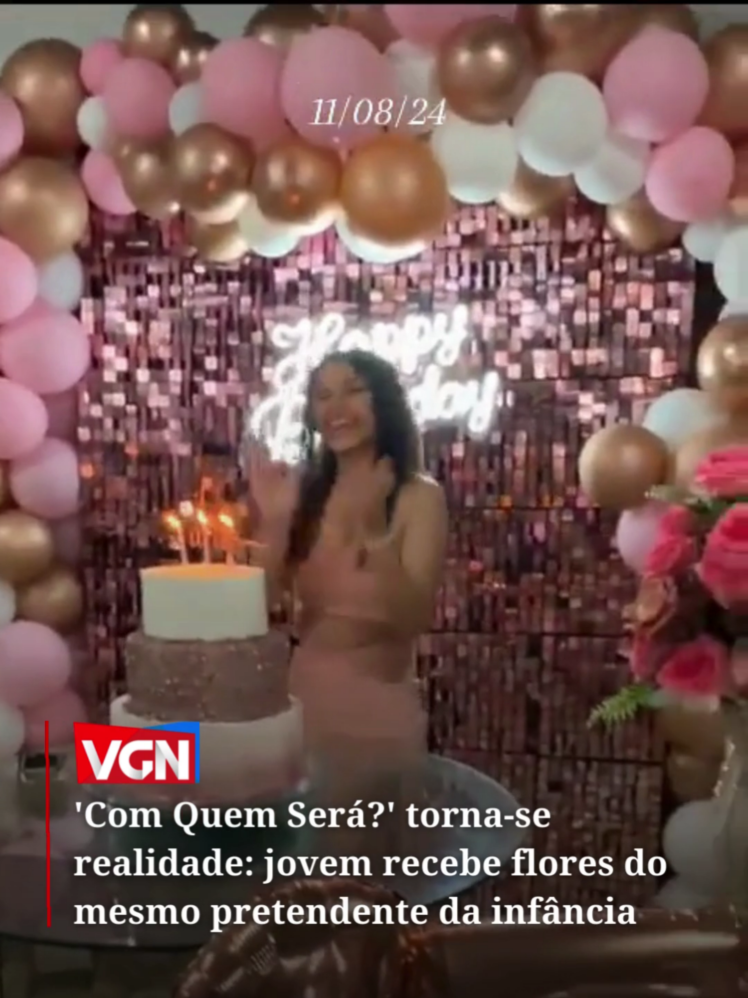 Vídeo encanta internautas ao mostrar que o amor de infância se concretizou. Nas imagens, a menina mostra uma festa de aniversário em que Jairo virou o pretendente no momento do “Com quem será?”. Anos depois, Jairo também foi o felizardo do mesmo momento e, dessa vez, ele apareceu com um buquê na mão, mostrando que o namoro entre os dois aconteceu e está mais forte do que nunca. #vgnoticias #amordeinfancia #realidade