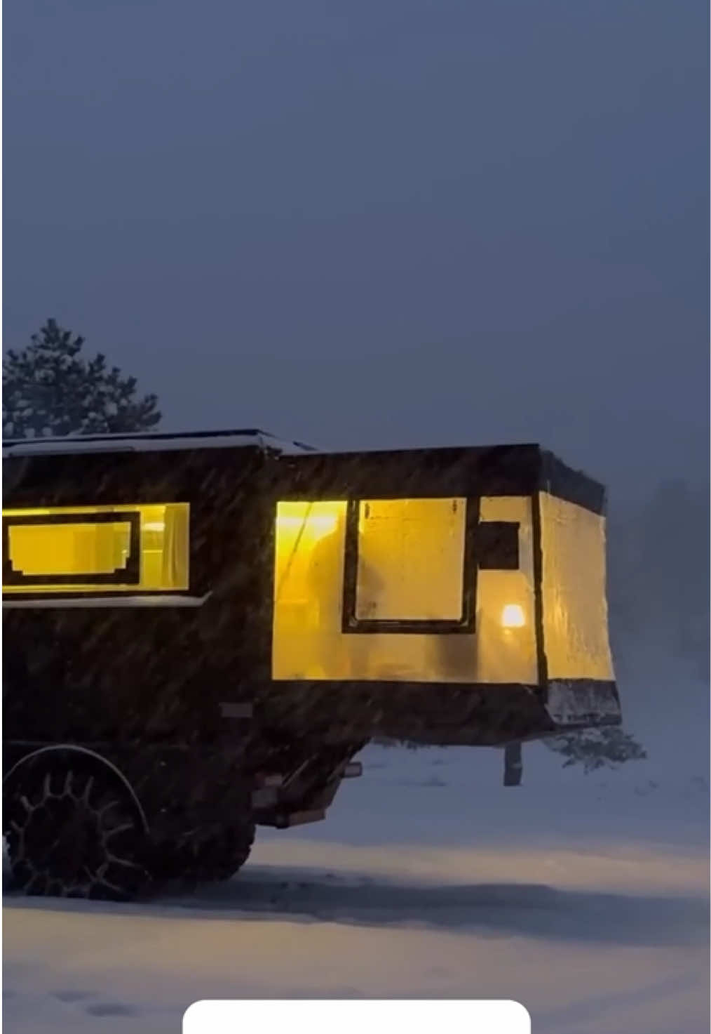 Explorar o deserto de neve nunca foi tão aconchegante! ❄️ Uma família aventureira encontra refúgio em seu motorhome, aquecido e acolhedor, enquanto a neve densa cai lá fora. Assista ao incrível contraste entre a natureza congelante e o conforto interno desse lar sobre rodas! Original Video: https://www.youtube.com/watch?v=gYn6_ls662Q&t=391s #fyp #foryou #viral #campinglife #survival #Outdoors #bushcraft #campingtips #motorhome #roadtrip #wintercamping #snowcamping #campervan