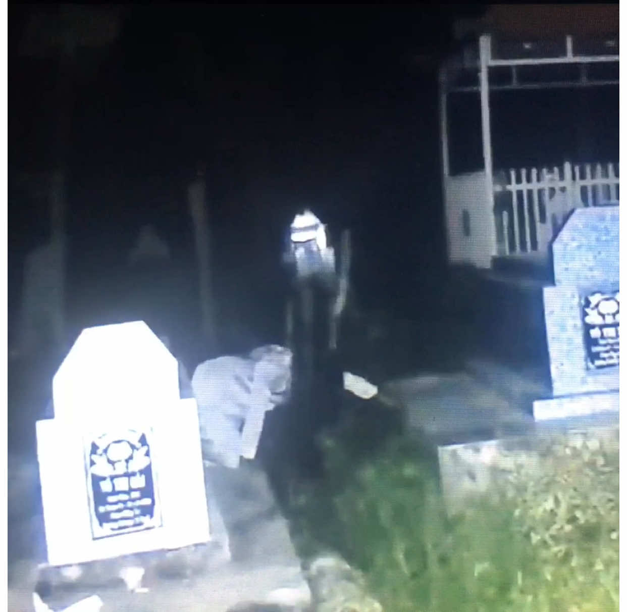 Part 539] 00:00 Midnight special Test camera grave spirit girl named Tien 18 years old #horror #horrortok #ghost #cemetery #xuhuongtiktok2024 #chuyentamlinhcothat 