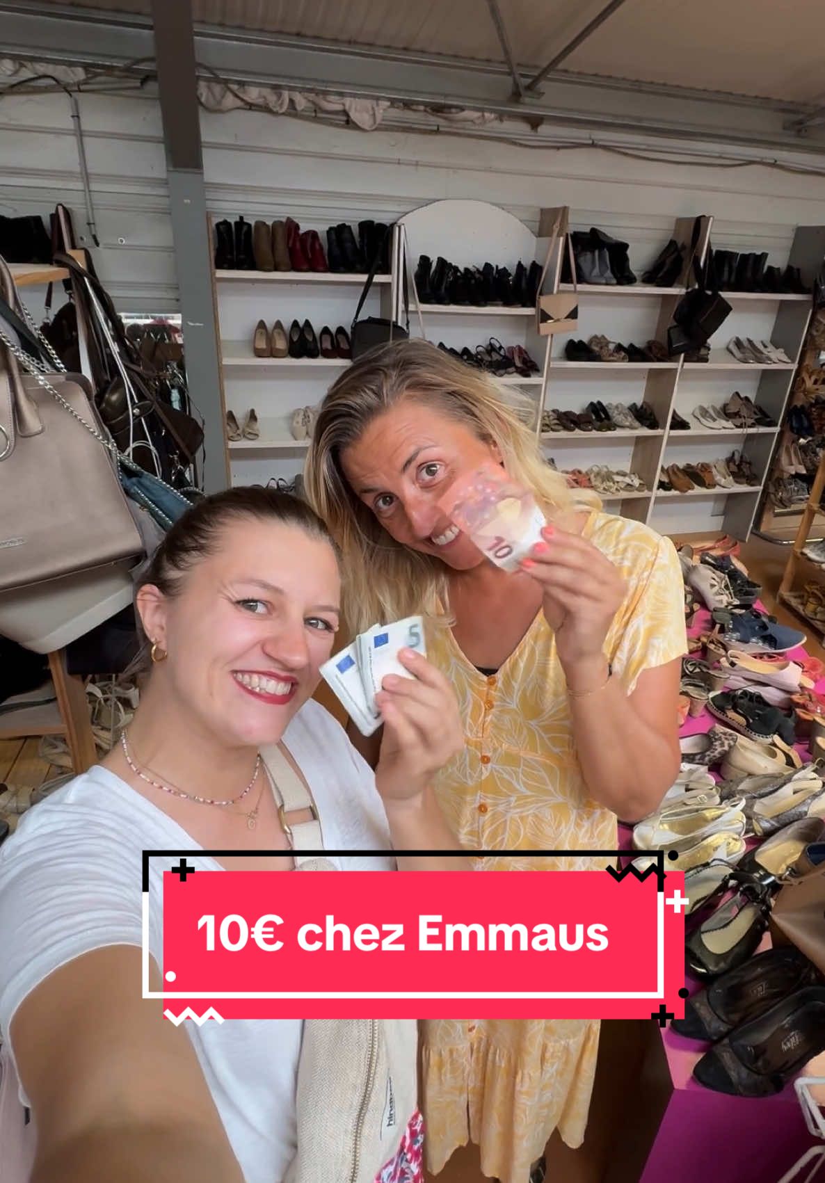 Tu as sûrement déjà entendu parler d’Emmaüs, mais sais-tu vraiment comment ça fonctionne ? 👀 C’est un réseau d’associations qui récupère des objets et vêtements pour leur donner une seconde vie. Que ce soit via des dons ou récupérations, tout est trié, réparé si besoin, puis revendu à petit prix. Et devine quoi ? L’argent récolté sert à aider les plus démunis. En achetant chez Emmaüs, tu fais des économies, un geste solidaire et tu réduis ton impact environnemental. ♻️✨ Plutôt cool non ? 🤓 Pour les vêtements, c’est vendu au poids ! C’est l’astuce pour trouver des pièces uniques à prix imbattables. La tenue complète de Corinne @iletaituneveggie a coûté 4€, et celle de Daphné daphne.blt 6€ ! 🔥  Pourquoi choisir la seconde main pour s’habiller ? Parce que l’industrie de la mode est une catastrophe écologique !  🚨 Selon l’ADEME, 100 milliards de vêtements sont vendus chaque année dans le monde. Vendus !! Même pas « produits » 🤯 Et tu sais quoi ? Seulement 1% de ces textiles est recyclé en nouveaux vêtements quand ils seront jetés. 🥺 Autre choc : produire un simple t-shirt en coton nécessite 2 700 litres d’eau, soit ce que tu bois en 2 ans ! Sans parler des pesticides et produits toxiques qui détruisent les sols… 😭 En achetant d’occasion, pas besoin de nouvelles matières premières. C’est une façon très efficace de réduire ton empreinte carbone (porter ce que tu as déjà dans tes placards aussi !).  Tu évites la production, le transport, et tu prolonges la durée de vie des vêtements. Tout bénéf’ ! 🙏🏽✅ Alors, la prochaine fois que tu cherches à t’habiller, pense à @emmausfrance ou à d’autres boutiques de seconde main.  Ton porte-monnaie et la planète te remercieront. 👗♻️ C’est quelque chose que tu fais déjà ? 🥰 #secondemain #modeethique #secondevie #secondemainpourdemain #moderesponsable #friperie #ModeDurable #consommerresponsable #consommerautrement #mieuxconsommer 