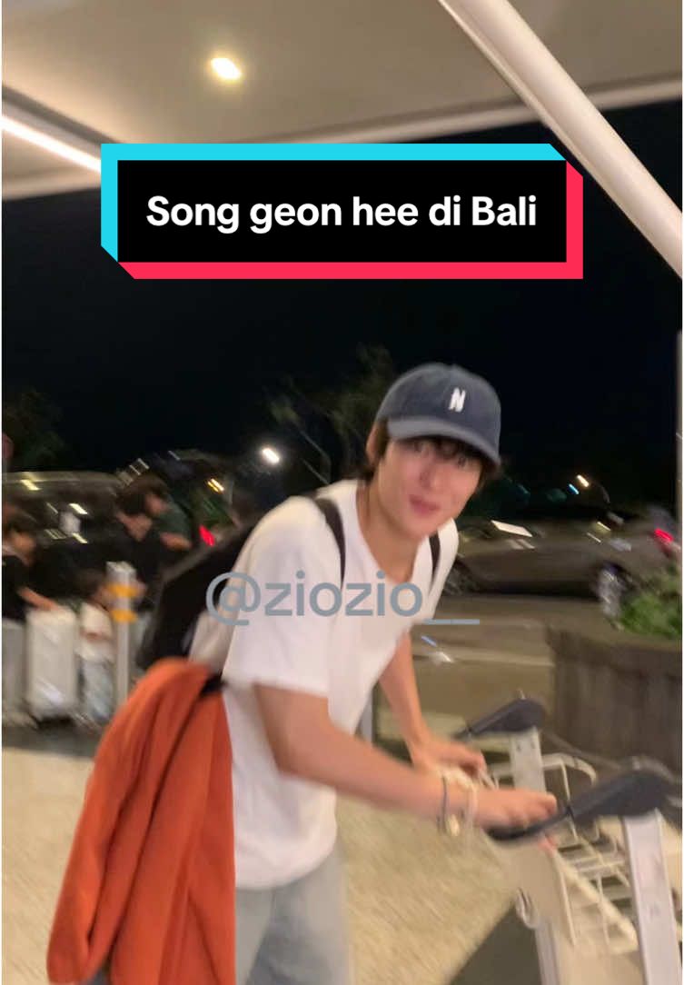 Song geon Hee ( taesung lovely runner ) balik Hari Ini. Safe Flight sampai Korea 🙌🏻 Humble banget aktor satu ini memang 🔥 #songgeonhee #kimtaesung #lovelyrunner #byunwooseok #kimhyeyoon #lovelyrunnerkdrama #bali #ostlovelyrunner #aktorkorea 