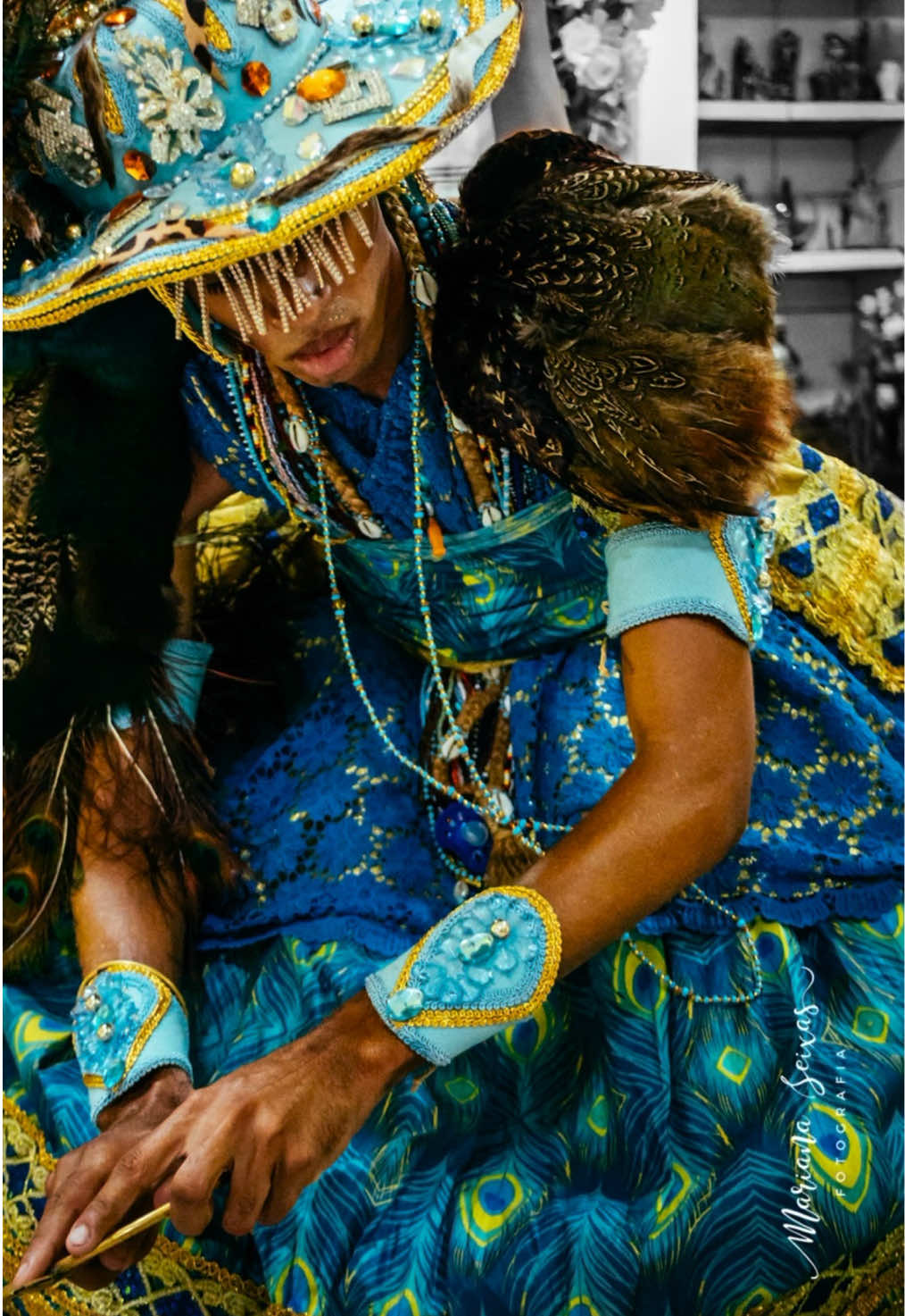 Diante de uma injustiça com um filho seu, Logun Edé muda o reflexo do espelho, da água pra terra, numa fração de segundos! No término de um sorriso que morre no canto dos lábios, pode verter derradeira a fúria indomada do instinto mais ferino, que com garras afiadas e olhar perturbador, vai buscar a paz da sua presa e só descansará quando o adversário se arrepender de ter mexido com um filho seu! Mesmo que isso dure várias luas, mesmo que pareça que já esqueceu, mas só quem é filho do Príncipe sabe, que Logun trás as vísceras reviradas do seu desafeto diante dos seus olhos pra ele saber que nunca mais estará sozinho, porque tem Pai, e esse Pai é de providência! Só quem já viu um filho de Logun pedir clemência ao pai em nome de alguém que o machucou, sabe do que falam essas palavras, porque Logun não desiste de uma missão a que se determina, Logun corta na carne, mas cumpre o que promete!  Texto de: autor desconhecido. Majestoso Logun Edé do Iaô Luis Oliveira, no Odun Ejé de Maria Nilza, no Asè Kwé Gbéwaà @gbewaasekwe @dofonitinho_de_logunede @zinho.oliveira7  . . . * Foto: Ao compartilhar dê os créditos @mseixas.fotografia * Ao Repostar ou fazer montagem NÃO retire a logo da fotógrafa. * Não utilizem filtros nas fotos. #logun #logunede #principe #oxum #oxossi #odé #osun #candomble #fotografiadeterreiro #candomblébahia #candombleketu #candomblejeje #candombleangola #axé #orixá #vodun #nkisi #umbanda #umbandasagrada #umbandasaber #umbandaeucurto #lociloci  