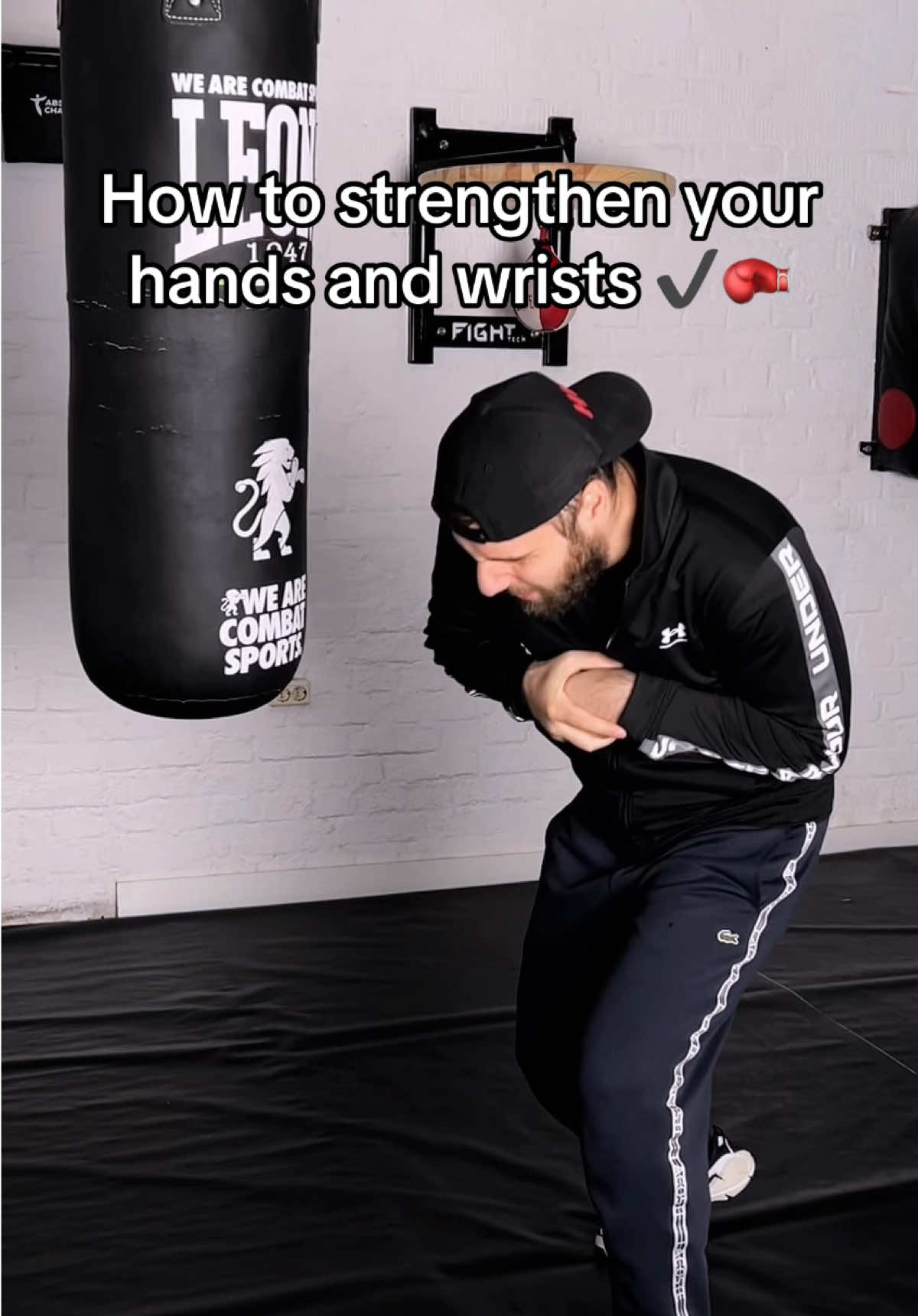 How to strengthen your hands and wrists ✔️🥊 #boxing #boxingtraining #boxingfans #boxeo #boxingworkout #boxingexersise #exercise #boxingfans #boxingday #boxinglife #boxingskills #boxingdrills #boxe #box 