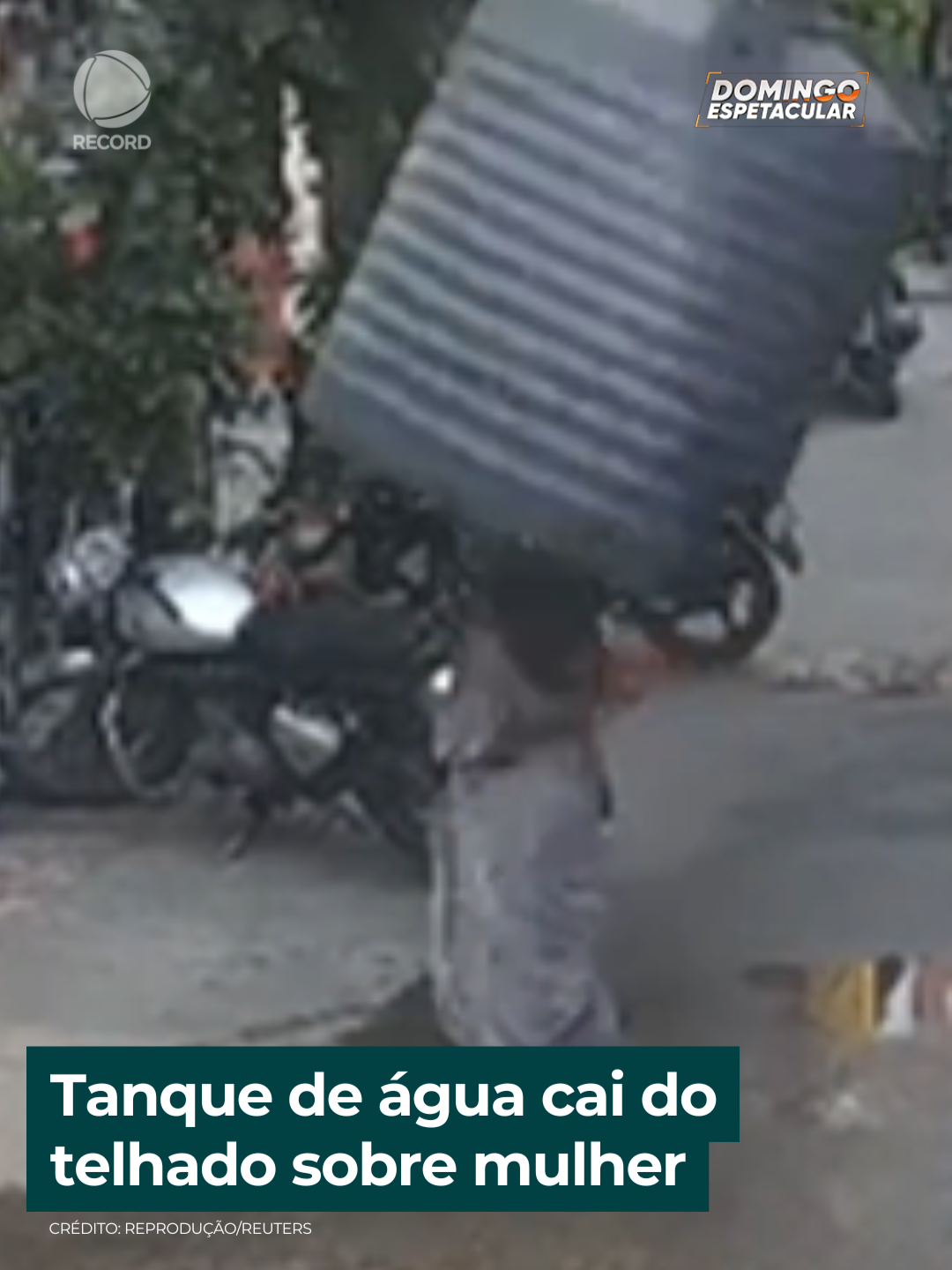 Impressionante! Mulher sai ilesa após tanque de água cair sobre ela, na Índia. O incidente aconteceu logo após a mulher fechar um portão e atravessar a rua. O momento é inacreditável, o tanque caiu sobre a mulher, com a cabeça dela aparecendo por um buraco no topo! 😱 Moradores ficaram chocados ao encontrá-la de pé dentro do tanque. Apesar do susto, ela não teve ferimentos. ➡️ Confira todos os detalhes e as imagens desse momento #DomingoNoDE.