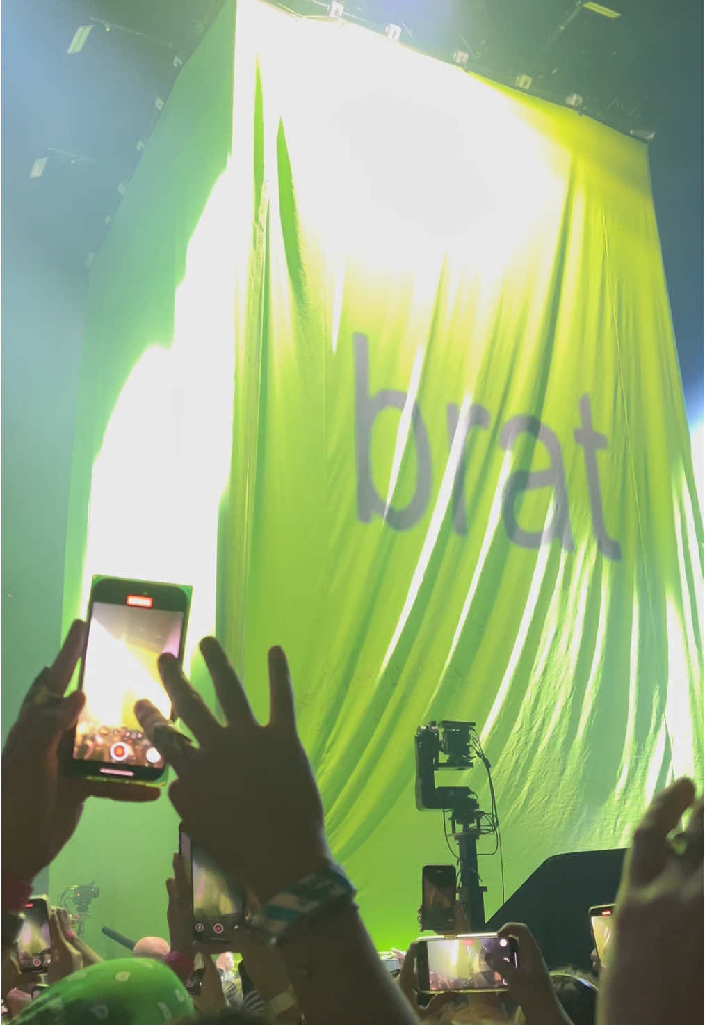 sweat tour LA night 2 toreeeeee #sweattour #brat #charlixcx #kiaforum 