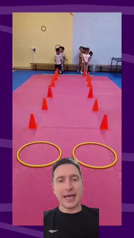 Que tal uma atividade super divertida para a criançada? A @doshkola_kz mandou bem demais com essa ideia! 🤸‍♀️🤸‍♂️ Essa brincadeira é perfeita para os pequenos e pode ser feita em qualquer espaço, até na sala de aula! 😉 Além de garantir a diversão, ela ajuda a desenvolver o trabalho em equipe, que é essencial, né? 💪 Confere o vídeo e coloca essa atividade em prática! Tenho certeza que seus alunos vão adorar!  #NaQuadra #Penalty #DicaDoMauro #EducaçãoFísica #AtividadeInfantil #Trabalho #Professor