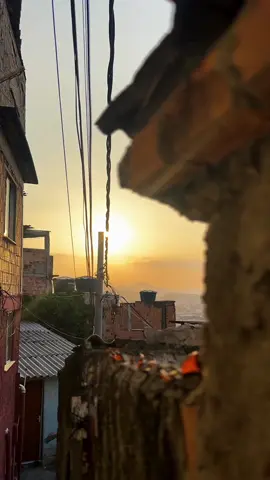 Fim de tarde, visto do morrao 😍     #morrodaprovidencia #douglasdobby #dobbydouglas #riodejaneiro #favela #errejota #sunset #pordosol 
