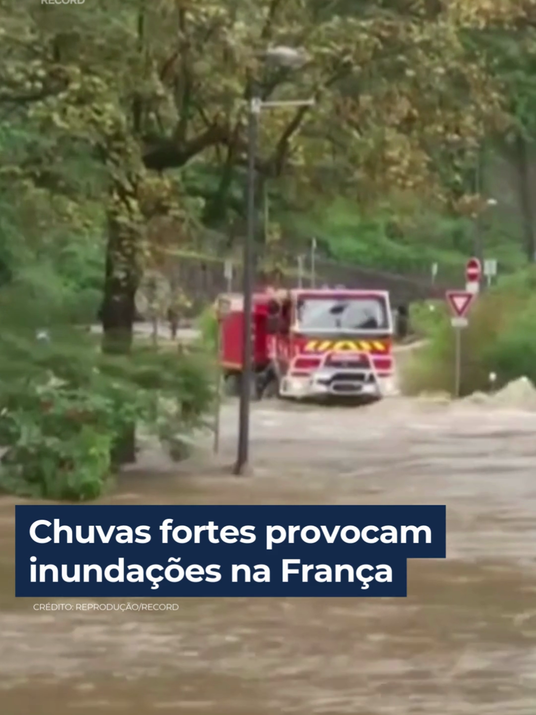 Na cidade de Lyon, carros ficaram submersos e o centro comercial ficou alagado. Em Cannes, os moradores precisaram deixar as casas e as aulas foram suspensas. As autoridades improvisaram abrigos de emergência #JornalDaRecord #JR24H #ChuvasNaFrança #TikTokNotícias