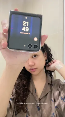 Nggak usah buru2 beli sleep patch kalo kalian sendiri belum bisa stop kebiasaan begadang & aktivitas di tengah malem. Jangan sampe kaya aku ya! udah dapet efek ngantuknya, eh bukannya fokus tidur malah main HP dll. Ya seger lagi 🫠 Tapi serius untuk efek ngantuknya aku dapet banget 1.5 jam setelah pake 2 patch. Rasanya tuh mata & kepala berat gitu. Jadi kandungan melatonin nya beneran bekerja di aku. Btw sleep patch yang aku pake merk @nollynature ya #sleepatch #insomnia #nollysleeppatch #deepsleep #nolly #produkviral #reviewprodukviral #produkviraltiktok 