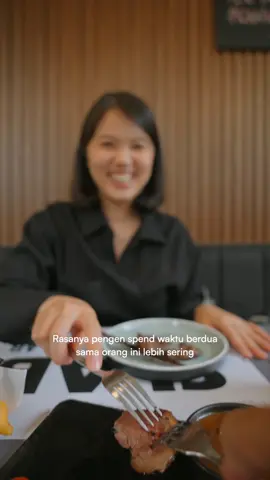 Sejatinya, kebahagiaan seorang suami.. yaaa yang bikin istri senyum begini. 🖤@Rianka Talina | Akio’s mama 