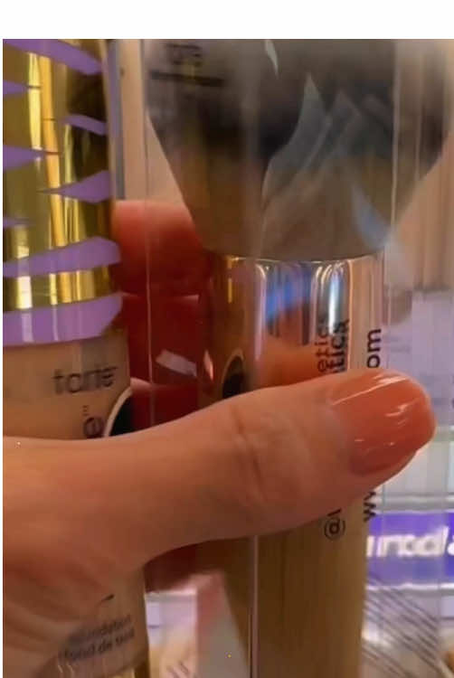 #foundation #hydratingfoundation #agingskin #matureskinnakeuptips #foundationbrush #airbrushmakeup #fullcoveragefoundation #facetape #facetapefoundation #makeuptutorial #makeuptutorials 