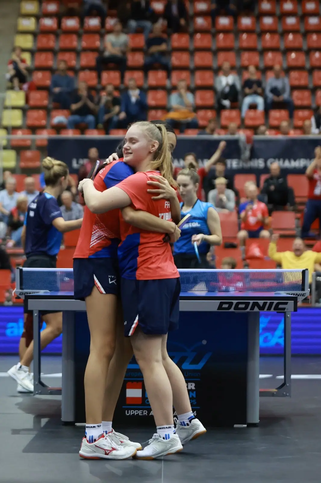 𝐂𝐡𝐚𝐦𝐩𝐢𝐨𝐧𝐧𝐚𝐭𝐬 𝐝’𝐄𝐮𝐫𝐨𝐩𝐞 🏆 🇫🇷 GUO ZHENG / HOCHART 3️⃣-2️⃣ SAMARA / DRAGOMAN 🇷🇴 Exceptionnelles Nina et Léana qui viennent à bout des vice-championnes d'Europe en titres ! Elles sont en quart de finale ! 😍 #TeamFrance 🇫🇷