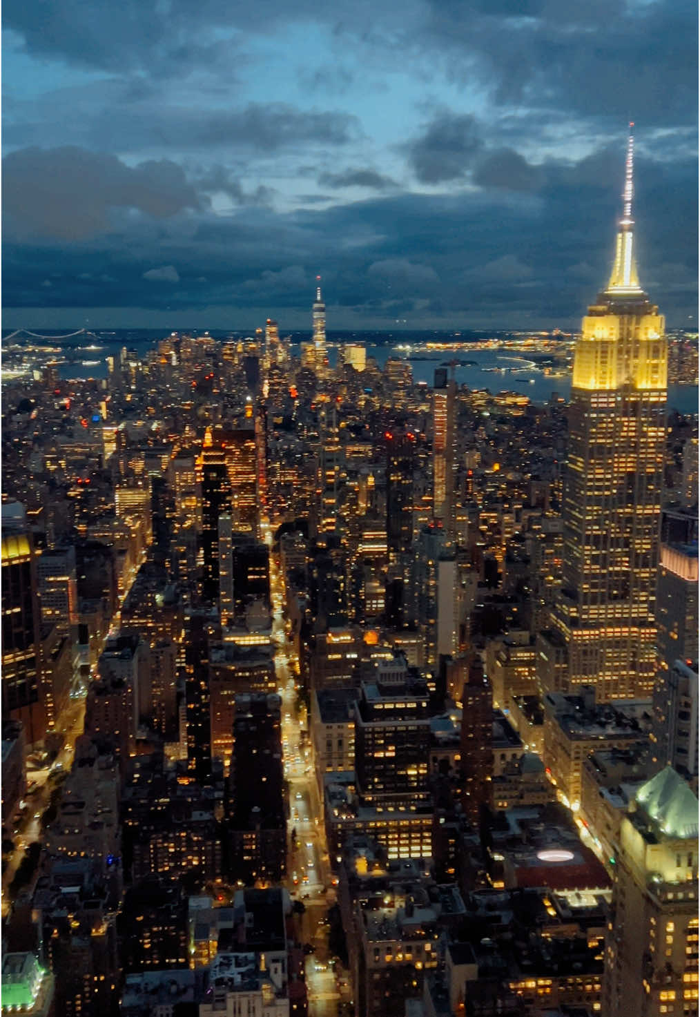 I waited so much for this moment. NYC ❤️🇺🇸🏙️✨🍎  #newyork #newyorkcity #newyorklife #summitonevanderbilt #empirestatebuilding #empirestate #newyorkskyline #manhattan #manhattanview #grattacieli #usa #travellingthroughtheworld #travelgram #travelreels #travelnewyork  @@summitonevanderbilt @New York City @NEW YORKER @New York Bucket List @New York City 🗽 @Travel @newyorkcity.explore 