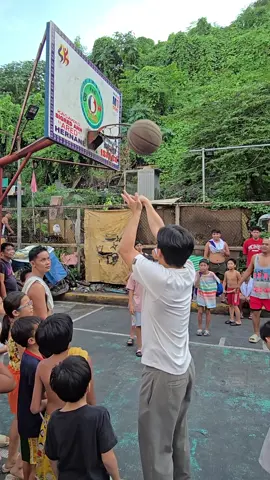 Laking court ako sa Sampaloc, dito ako natuto makisama at dumiskarte.. ngayon araw napadaan  ako sa Housing sa may Tondo at nakishooting sa mga players dun, solid kayo dyan! babalik ako minsan para makilaro sa inyo! 👊🏼 #SVmanila #BatangSampaloc 