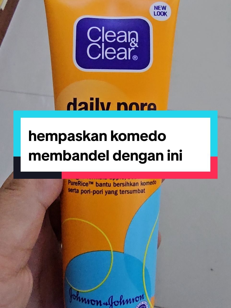 CLEAN & CLEAR Daily Pore Cleanser merupakan Sabun Cuci Muka dengan Teknologi PURERICE yang inovatif untuk menyerap dan mengurangi minyak berlebih penyebab komedo. Mengandung Salicylic Acid, Apple fruit-acid dan Micro Beads yang Dapat membersihkan komedo dan pori yang tersumbat sehingga kulit jadi bersih, lembut, halus, dan pori-pori tampak lebih kecil. Direkomendasikan untuk kamu di usia remaja (15-18 tahun) yang memiliki masalah dengan kulit berminyak dan berkomedo, baik itu whitehead (komedo putih) maupun blackhead (komedo hitam). #cleannclear #pembersihkomedo #cuantanpabatas 