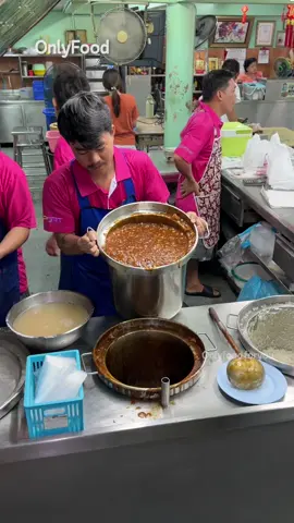 100 year old legendary chicken with gravy! 😍✨ #โอลี่ชวนชิม ข้าวหน้าไก่ในตำนานกว่า เปิดมากว่า 100 ปี 😮 ในสมัยอดียหาบขายมาก่อน แล้วจึงมามีหน้าร้านแบบในปัจจุบัน ข้าวหน้าไก่เป็นสูตรโบราณ จีนกวางตุ้ง ราคาเริ่มต้น 50 บาท มีรางวัลมิชลิน บิบ กูร์มองด์ ตั้งแต่ 2019-2020 ที่ร้านอาหารยังเมนูอื่นๆอีกมากมาย ลองไปชิมกันนะ 😋 🕛Open Tuesday to Sunday, closed on Monday. From 9:00 AM to 4:30 PM.
 📍Poon Lert Room Ha Yaek Phlapphla Chai, Luang Road, Pom Prap Sattru Phai District, Bangkok ☎️ 026889254 IG: Lohngatin_poon FB: ข้าวหน้าไก่ เหลาะงาทิ้นเจ้าเก่า ห้าแยกพลับพลาไชย 🗺️ https://maps.app.goo.gl/HHKFzVeJCCcSvfZ68 #bangkok #onlyfood #Streetfood #Thailand #Chicken #Cantonese #Gravy #MichelinGuide #ไก่ #ข้าวหน้าไก่ #มิชลินไกด์ #จีนกวางตุ้ง