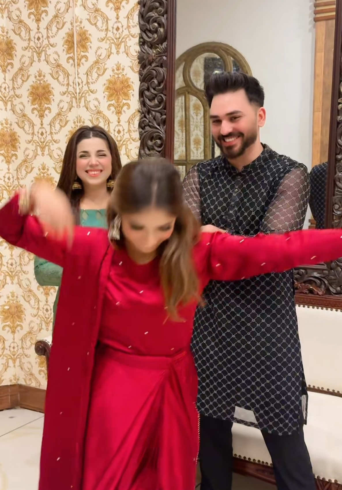 what is this going on ? dress by @studiobymadihaahsan @Muhammad Ahsan Shafqat @Darakhshan Khan 😂♥️