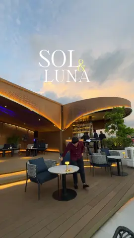 Rooftop Bar สุดแกลมพร้อมวิว sunset ถ่ายรูปสวยทุกมุม☺️✨  #localserviceชิงมง #solandlunabkk #bangkok #theworldisoutthere 