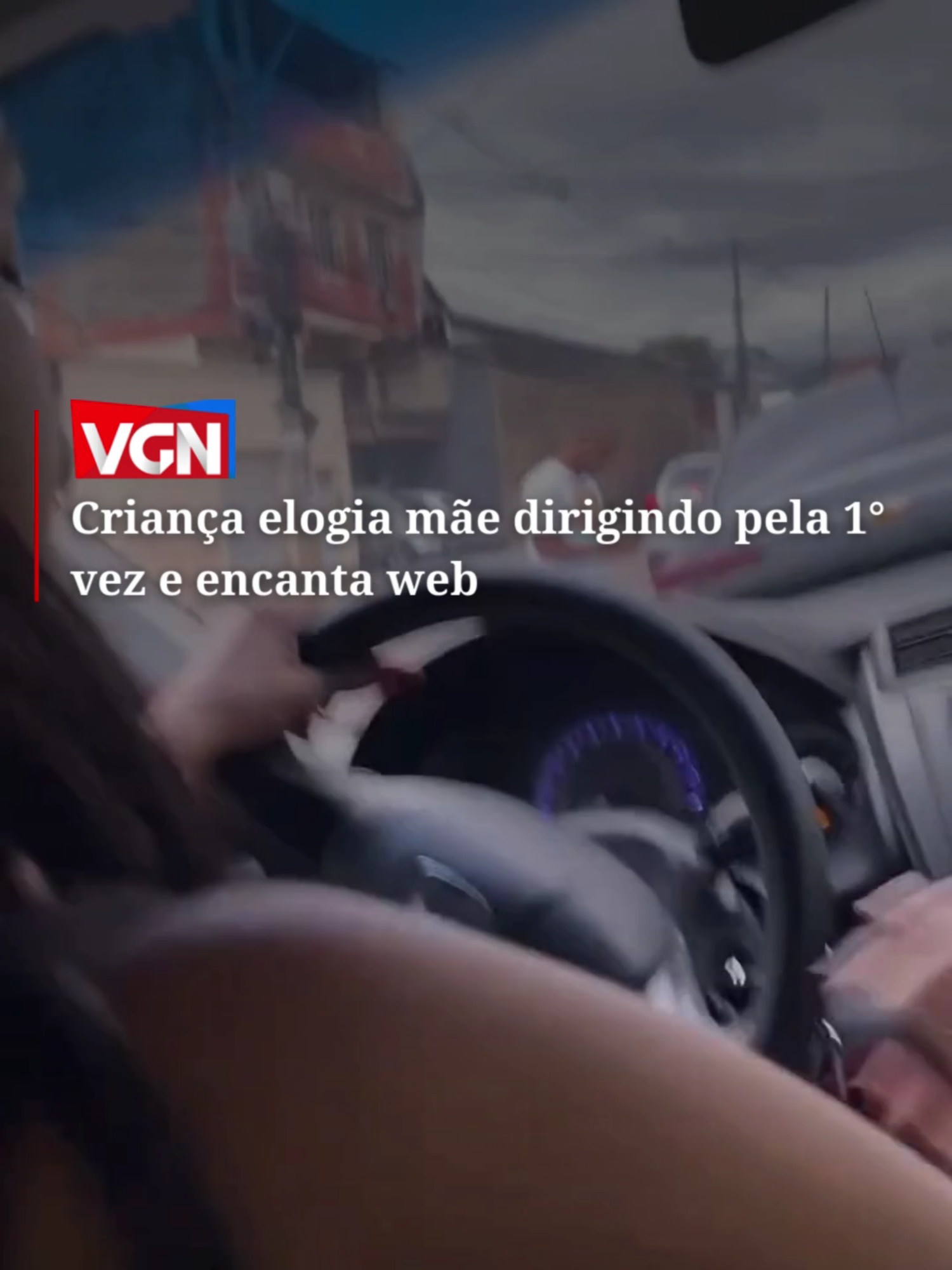 Uma criança de quatro anos encantou e divertiu os internautas ao elogiar e ajudar a mãe dirigindo ela primeira vez. No vídeo ele lembra alguns ensinamentos do pai. “Mamãe toda chique dirigindo”, “mamãe você é uma graça dirigindo” alguns dos elogios do pequeno para mãe. #vgnoticias #mamaedirigindo #familia