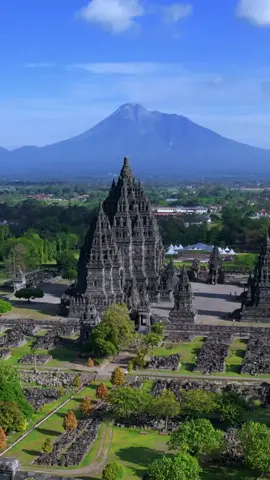 Pov : Ketika pagi-pagi maen di candi Prambanan dan mendapatkan Merapi yang sedang cerah😍 👉 Fly with permit #mataatas #dronejogja #sewadronejogja #jogja #explorejogja #visitjogja #dolanjogja #jogjaistimewa #jogja24jam #wonderfulindonesia #wonderfulljogja #prambanan #candiprambanan