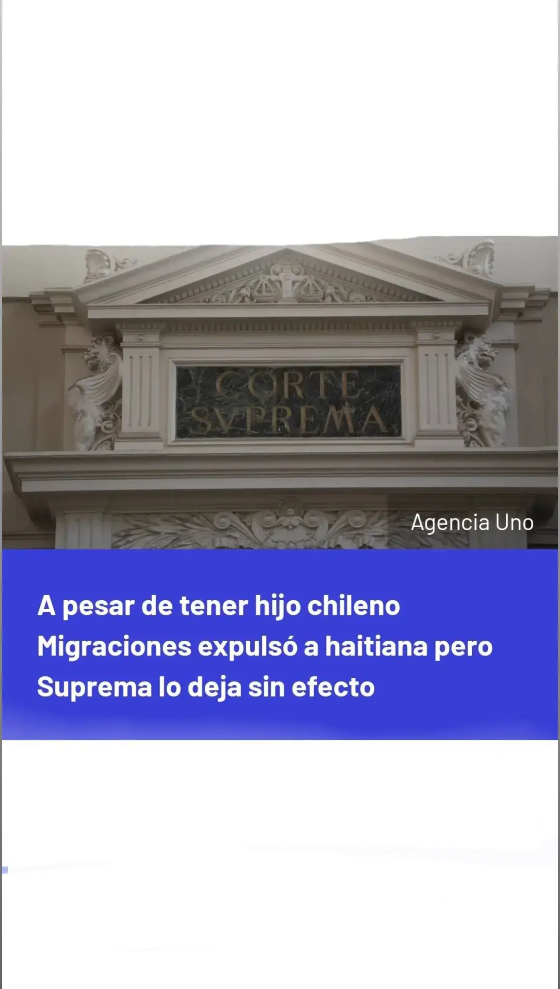 La Corte Suprema anuló la orden de expulsión de una ciudadana haitiana que lleva más de siete años en Chile. El fallo considera que la medida fue arbitraria, ya que no se le permitió subsanar un documento faltante, y destacó su fuerte arraigo familiar y laboral en el país. Una ciudadana haitiana que llevaba más de siete años viviendo en Chile, con un hijo chileno y un trabajo estable, se enfrentaba a una orden de expulsión del país. Esta decisión fue tomada porque, al solicitar su residencia definitiva, no presentó a tiempo un certificado de antecedentes. Sin darle la oportunidad de corregir este error, las autoridades chilenas emitieron una orden para que abandonara el país, lo que generaba preocupación por la estabilidad de su vida familiar y laboral en Chile. [Te puede interesar] Alumno de 17 años fracturó a profesor jefe en San Ramón y justicia ordena su internación por 2 años La mujer decidió apelar esta medida ante los tribunales, y su caso llegó hasta la Corte Suprema. En un fallo unánime, los jueces del máximo tribunal decidieron revocar la orden de expulsión. La Corte consideró que la decisión de expulsarla fue arbitraria y desproporcionada, ya que la mujer ha formado un fuerte arraigo en Chile, especialmente por su hijo chileno. Los jueces también señalaron que la autoridad administrativa no le dio la oportunidad de subsanar la falta del certificado de antecedentes, lo cual debía haberse permitido antes de tomar una medida tan drástica como la expulsión. [Te puede interesar] Su padre murió y AFP se negó a entregarle fondos previsionales: Corte ordenó dárselos Además, el tribunal subrayó que forzar su salida del país podría causar un grave impacto en su vida familiar, especialmente en su hijo, que depende de ella. Por esto, la Corte ordenó que la mujer no sea expulsada y que se le dé tiempo para presentar los documentos faltantes en su solicitud de residencia definitiva. La autoridad deberá esperar la entrega de esos documentos antes de continuar con el proceso y tomar una nueva decisión sobre su permanencia en Chile.