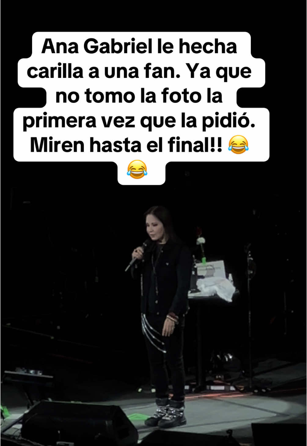 Ana Gabriel le hecha carilla a una fan. Ya que no tomo la foto la primera vez que la pidió.Miren asta el final!! 😂 😂 #anagabriel #envivo #parati #fy #fyp #tendencia #longervideos #paratii #fypシ #viraltiktok #phx #az #chistoso #funny 