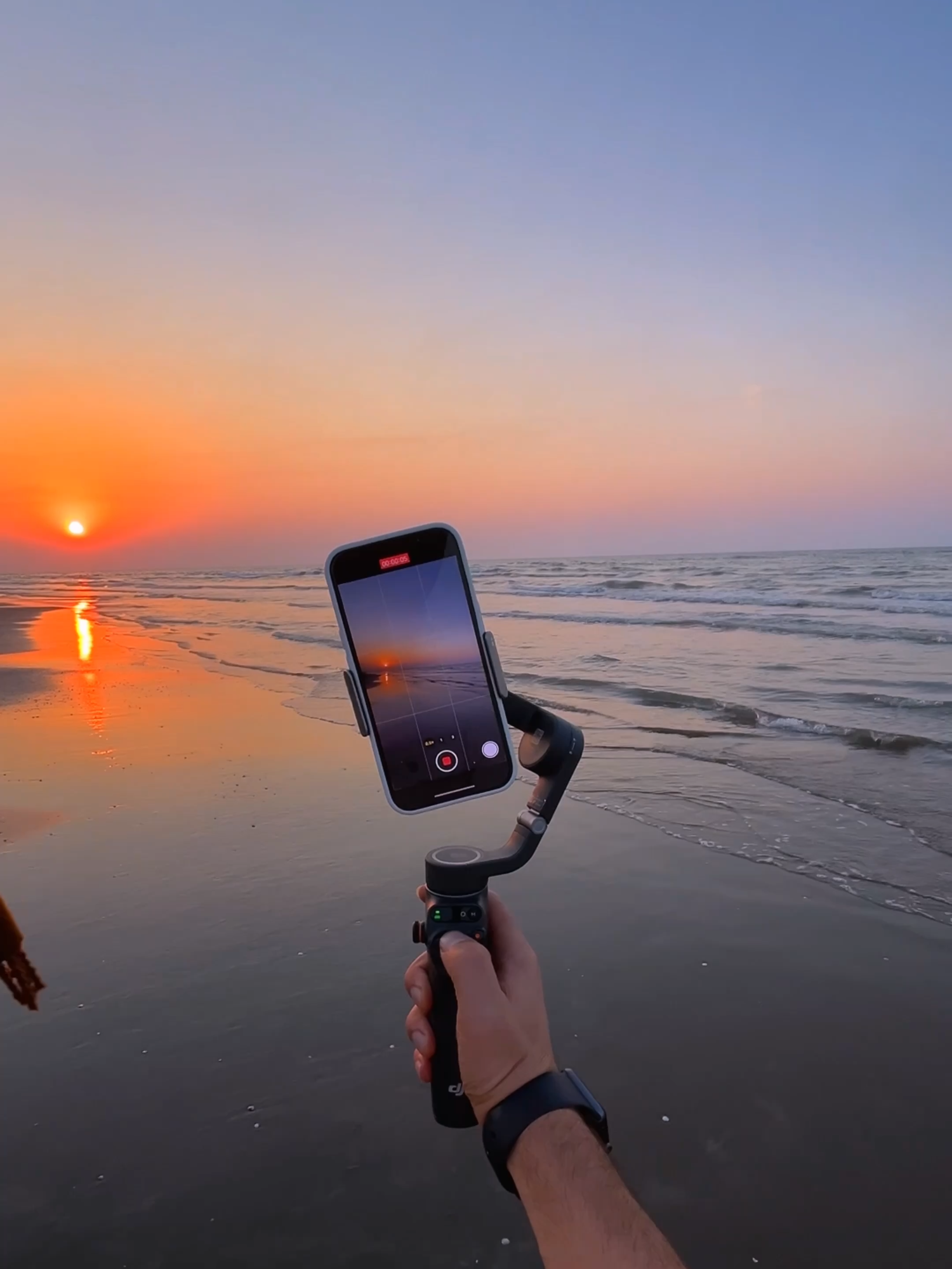 Catching the sunset over the sea? 🌅✨ Try a spin shot with the Osmo Mobile 6 for an unforgettable view! 🎥: IG/hosseinhaddadi #OsmoMobile6 #DJI #gimble #filming #SunsetShots #Fyp