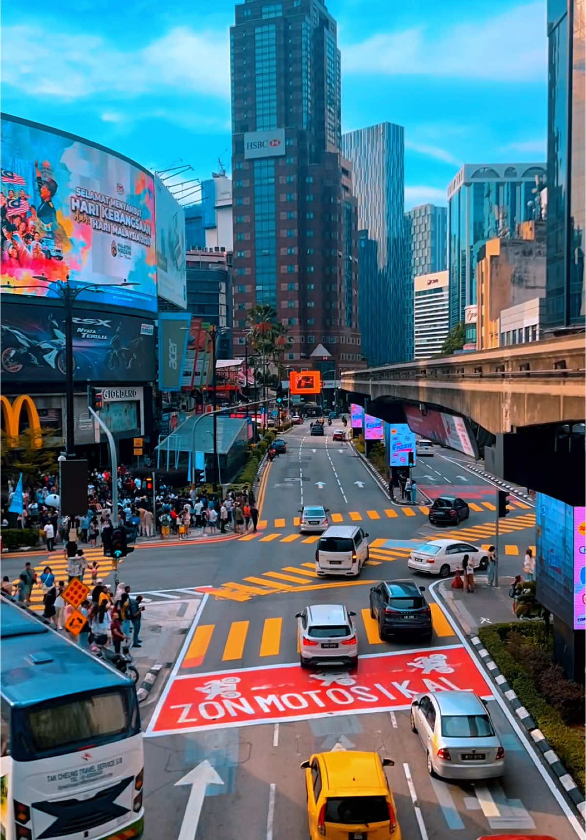 Swipe to timelapse and let Bukit Bintang show you its vibrant energy in seconds!🔥 🇲🇾✈️#kualalumpur #bukitbintang #cityvibes #timelapse 