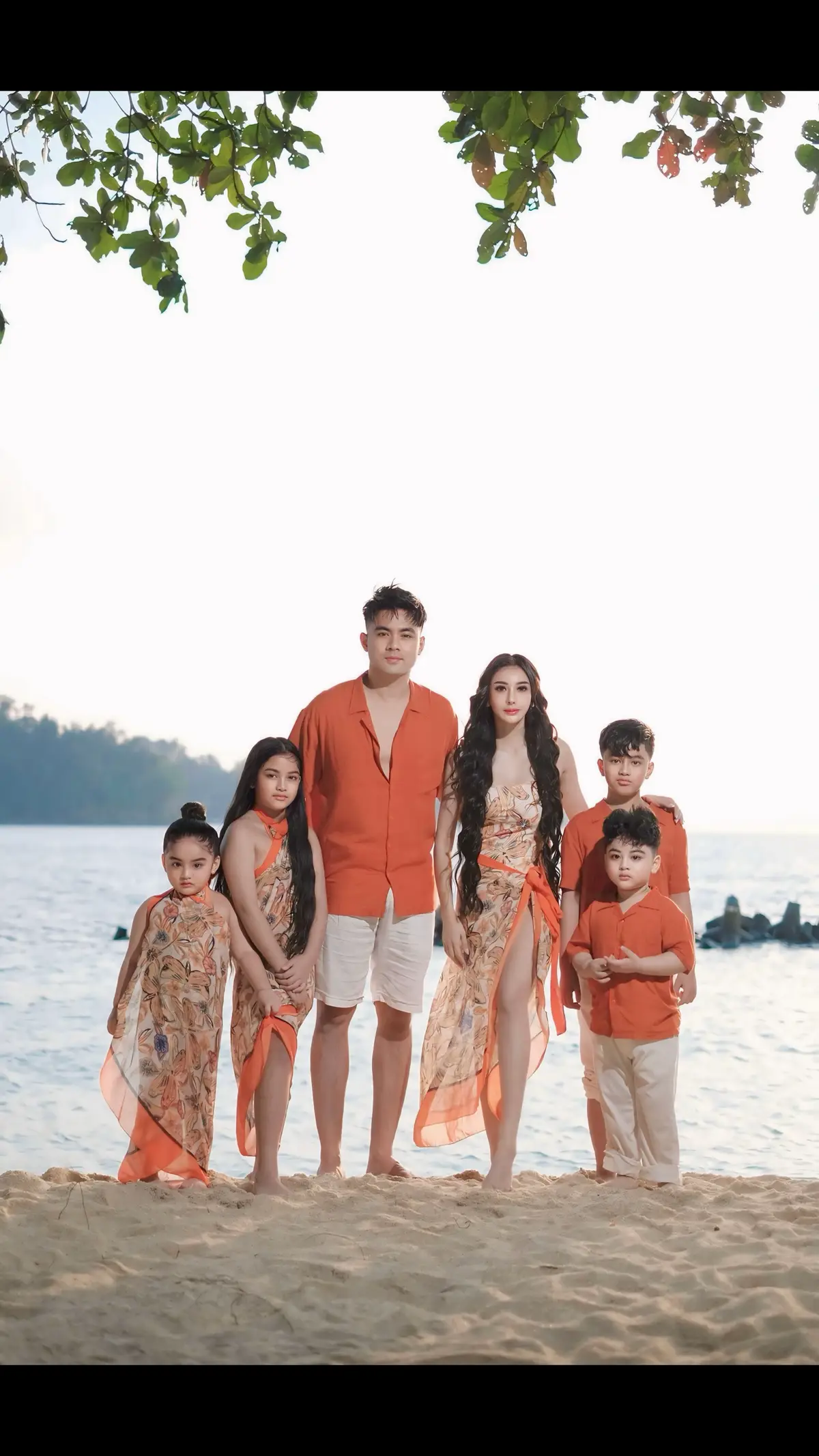 Surga Terdiri Dari Pantai Yang Hangat, Dan Keluarga Ku ♥️ #fyp #aprisdevita #gunturtriyoga #family #couplegoals 