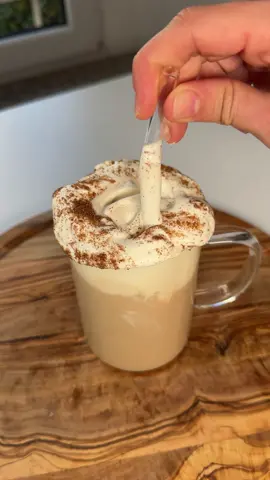 Saporito Pumpkin spice latte 🍂☕️ Ingredienti: Sciroppo pumpkin spice Latte Caffè  Panna da montare  Sciroppo pumpkin spice Ingredienti: 75 g di zucchero di canna  100 g di zucchero  190 ml di aqua  80 g di zucca  Un pezzo cannella  Mix spezie autunnali (cannella, noce moscata, zenzero in polvere, chiodi di garofano) Estratto di vaniglia  -Descrizione  Unisci in un pentolino acqua assieme alla polpa di zucca, i due tipi di zucchero e mescola per bene.  Dopo di che aggiungi le spezie. Cucina per circa 10 minuti a fuoco medio, in modo da far evaporare l’acqua e ottenere il sciroppo, dopo a quest’ultimo aggiungi l’estratto di vaniglia. Posiziona il sciroppo in una tazzina, aggiungi il latte e mescola. Per finire aggiungi anche il caffè e decora con la panna montata assieme con il mix di spezie autunnali.