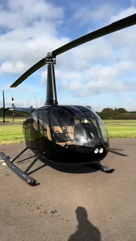 Nice to be back up in the air 😁 #robinsonhelicopter #md500 #ukflying #pilotlife #helicopter #london #pilotsoftiktok 
