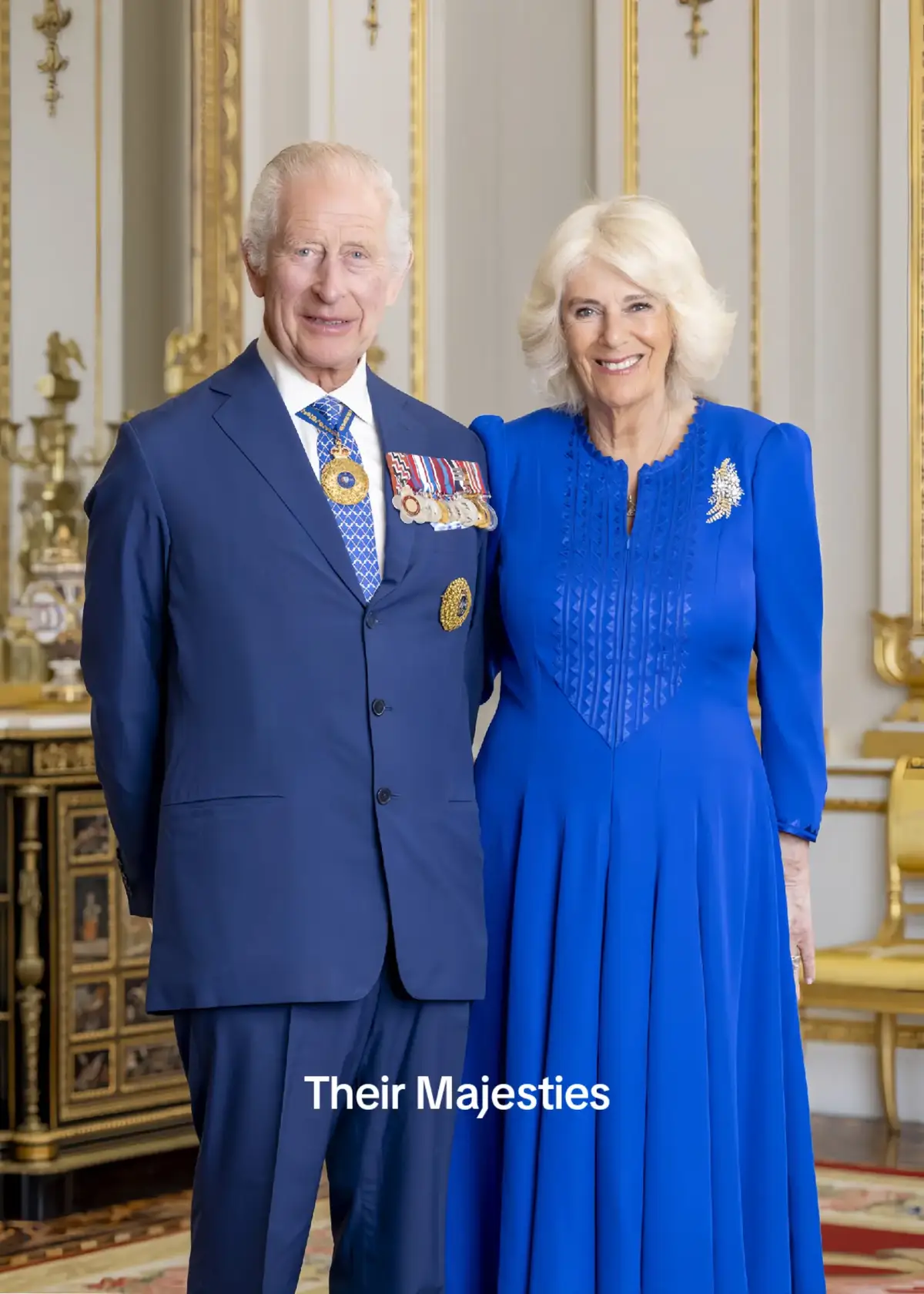 The Australian King and Queen arrived in the country's capital tonight ahead of their royal visit 👑🇦🇺 ❗Look at the last Photo❗ . #kingcharles #kingcharlesiii #hismajesty #theking #thequeen #queencamilla #queencamilla #queen #kingofaustralia #queenofaustralia #royalfamily #britishroyalfamily #foryou #foryoupage #fypシ 