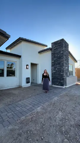 Vean esta hermosa casa de nueva construcción en Peoría, Arizona 🏠🔥☀️   4 recámaras 🛏️ | 3 baños 🛁 | 2,650 sqft 🙌 Si gustas más información sobre esta casa or quieres empezar el proceso para comprar una casa mándame mensaje y les ayudaré 📲 Yareli Orozco | AZ Realtor | A.Z. & Associates 🏠🏜️ (623)309-0062 📲 Yareliyarealtor@gmail.com 📧 Hablo Español 😊 #realestate #realtor #azrealtor #azrealtors #azrealestate #azrealestateagent #buyingahome #homesforsale #azhomesforsale #becomeahomeowner  #azhomesforsale #yareliazrealtor #yareliyarealtor 