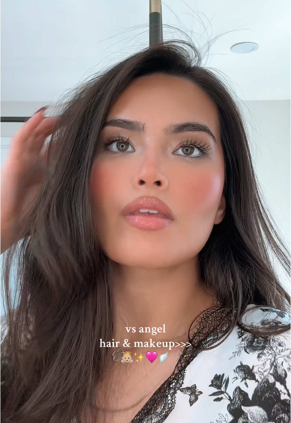 vs angel hair & makeup>>> 👼🏼✨🩷🪽 #victoriasecret #victoriassecretfashionshow #victoriassecretangel #vsangel #bombshell #hair #makeup #fyp 
