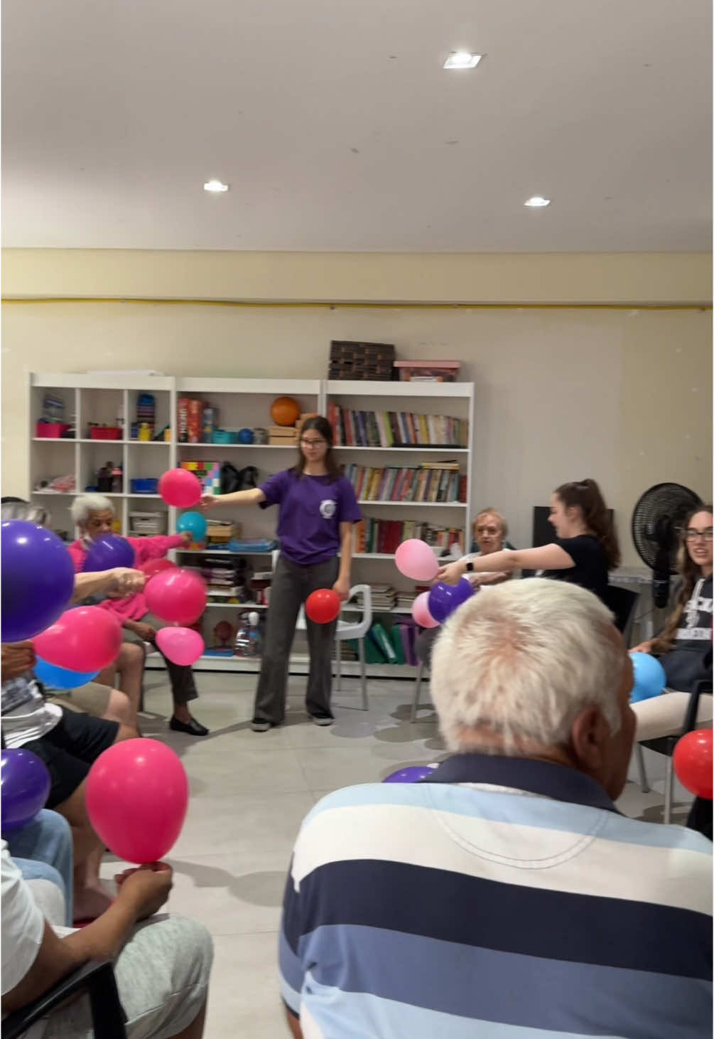Dia de ação de fisio com balões para auxiliar a coordenação motora! 💛 #ipeamarelo #projeto #projetodeextensão #idososnotiktok #projetosocial #fisioterapia #medicina #einstein #ficsae #alberteinstein #faculdadeeinstein 