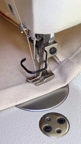 Closing hem on an Amiga Tote using our walking foot sewing machine. Love the sound of this machine! #madeincanada #sewingmachine #juki #rathergreen #rathergreenbags #satisfying #asmr 
