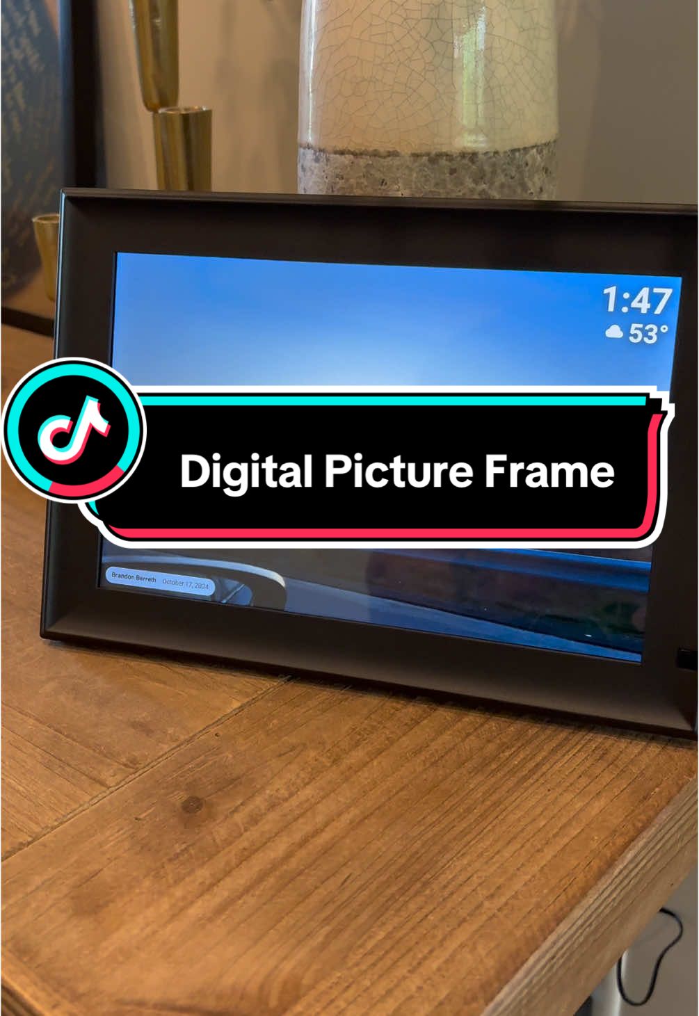 This digital Picture Frame is perfect for Christmas gifts. #falldealsforyou #digitalpictureframe #pictureframe 