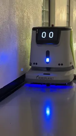 “Wir testen jetzt Reinigungsroboter in Schulen, um die Sauberkeit sicherzustellen – und das bei zunehmendem Fachkräftemangel. Ein Mix aus Technik und Personal soll das beste Ergebnis bringen. In manchen Schulen gibt’s sogar Konzepte, bei denen die Schüler mithelfen, die Sauberkeit zu gewährleisten. Wer von euch nutzt schon Roboter im Haushalt? 🤖🧼” #landratcevorort #kreisbergstrasse #moderneschule #zukunft 