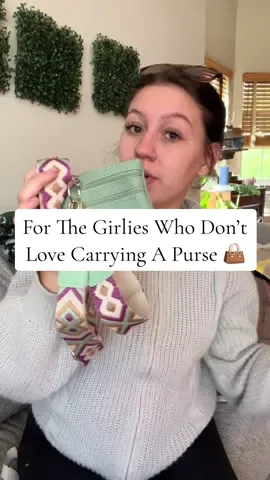 Im not a purse girl so this is perfect, it also comes with an attachment to strap your phone on 🤌🏼 • • • #momlife #girlmom #FallDealsForYou #TikTokShopCyberMonday #TikTokShopBlackFriday #TikTokShopHolidayHaul #phonestrap #wristlet #stockingstuffers 