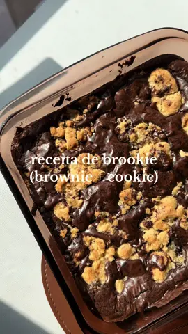 Sextamos com essa receita de de brookie, a melhor do mundo 🥹🤍 Cookie:  25g de açúcar cristal 50g de açúcar mascavo 55g manteiga 1 gema 100g farinha de trigo Chocolate (usei 1 barra) 1 c chá bicarbonato Brownie:  2 ovos 60g açúcar mascavo 80g açúcar cristal 200g chocolate meio amargo 115g manteiga 45g cacau em pó 60g farinha de trigo Assei a 190 graus por 30 minutos