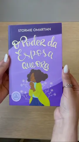 São conselhos simples e não menos práticos para interceder sobre questões essenciais do relacionamento conjugal, como o momento certo da tomada de decisão, a importância de definir prioridades e a necessidade de fortalecer-se espiritualmente para lidar com situações difíceis e às vezes delicadas na relação a dois. Se o seu desejo é obter um relacionamento ainda mais próximo com seu cônjuge, as lições de vida apresentadas por Stormie Omartian a ajudarão a alcançar seu objetivo. Mais que isso, você conhecerá as promessas de Deus para o seu casamento. Confira já em uma de nossas lojas! 🛒 🏃💨 #TudoQueOCristãoPrecisaEmUmSóLugar
