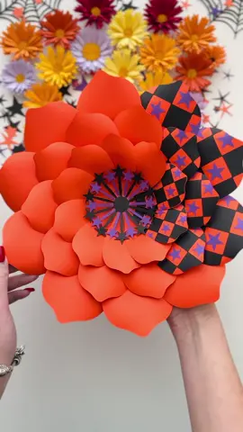 Vintage Vibes🧡💜⭐️ ——— #paperflowers #floralflairtemplates #paperflower #floresdepapel #paperflowertemplates #fioridicarta #papierblumen #crafttherapy #fleursenpapier #diypaperflowers #halloweencrafts #diyhalloween #fallcrafts #craftymama #craftsforkids #cricutmade #papercraft #papercrafting #papercrafts #diyfalldecor 